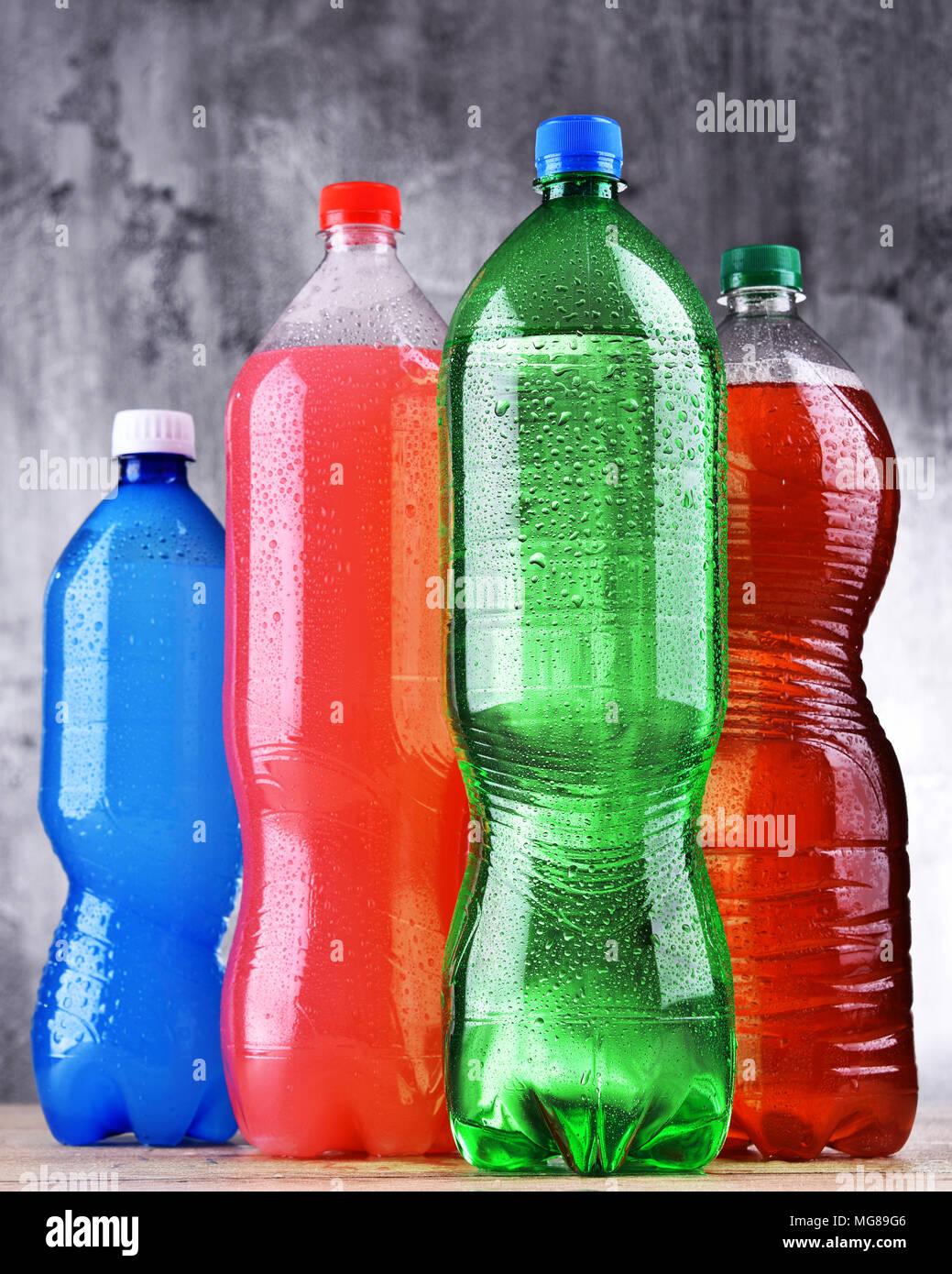 plastic-bottles-of-assorted-carbonated-soft-drinks-in-variety-of-colors-mg89g6.jpg